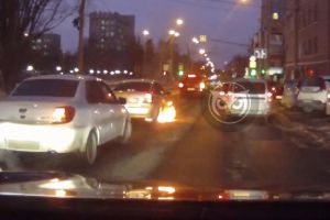На видео попал момент возгорания иномарки в центре Пензы