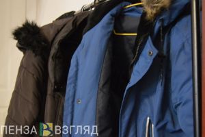 Из пензенского ТЦ вытащили футболки, платье, куртку и брюки