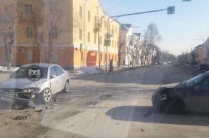 В Заводском районе Пензы жестко ударились две иномарки