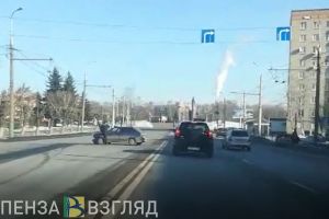 В Пензе искореженный «ВАЗ» развернуло поперек дороги