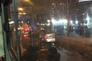 Появилось видео с места ДТП с перевернутой машиной в Пензе