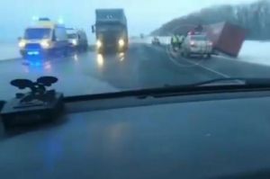 В Пензенской области две фуры улетели в кювет. Видео