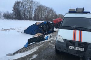 Погибшего водителя «ГАЗели» деблокировали пензенские спасатели