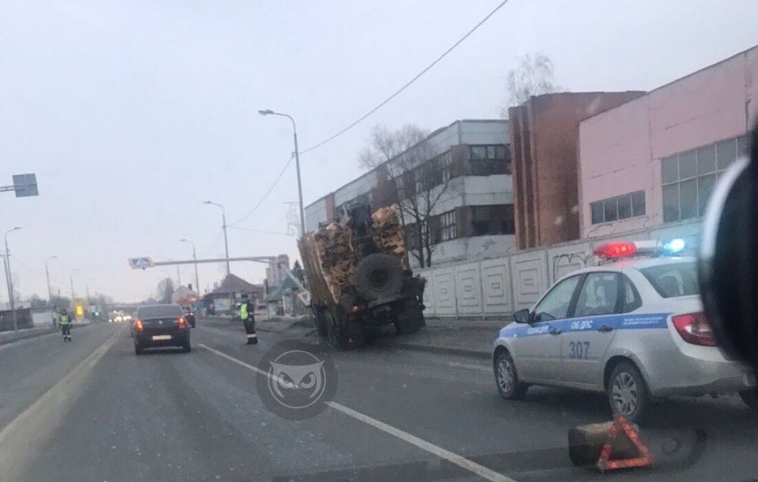На улице Измайлова в Пензе «КамАЗ» снес металлический столб