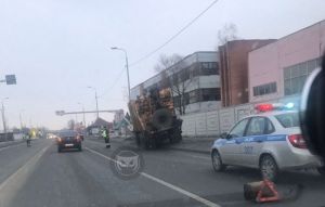 На улице Измайлова в Пензе «КамАЗ» снес металлический столб