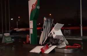 В Пензе казахстанская фура разгромила автозаправку