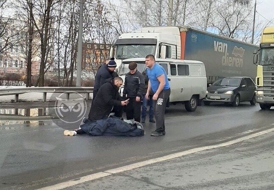 На улице Аустрина в Пензе лежит сбитая машиной девушка | 20.02.2020 | Пенза  - БезФормата