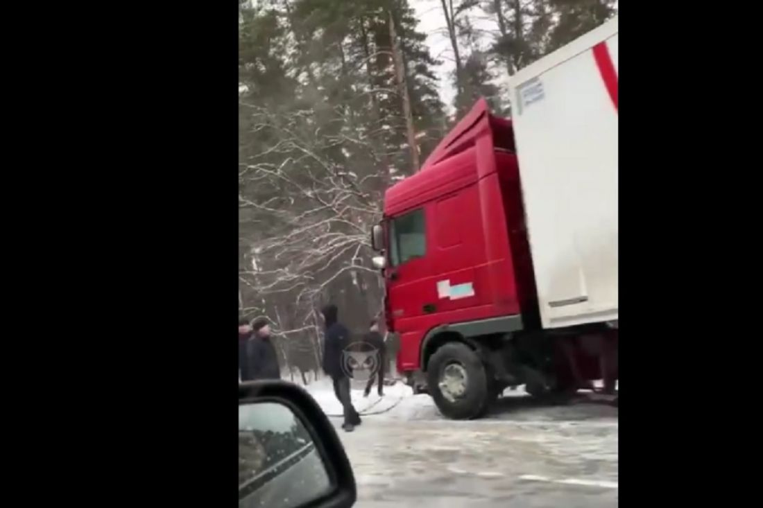 Появилось видео с места аварии с двумя грузовиками в Пензенской области