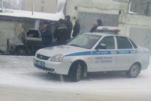 В Кузнецке тело погибшего водителя вытаскивали из машины спасатели
