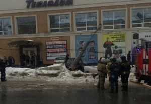В Кузнецке автомобиль снес три столба. Один повредил припаркованное авто