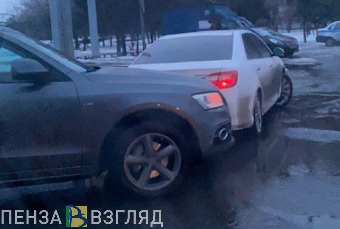 В Пензе две столкнувшиеся иномарки перекрыли дорогу
