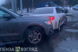 В Пензе две столкнувшиеся иномарки перекрыли дорогу