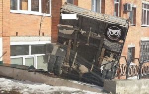 В центре Пензы «ГАЗель» скатилась с парковки и врезалась в многоэтажку. Фото