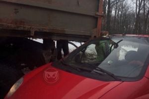 На Западной поляне в Пензе «Matiz» залетел под грузовик