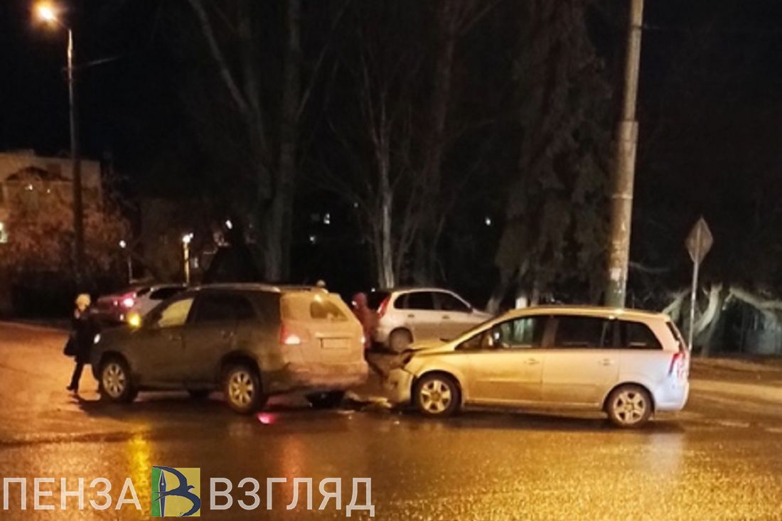 У пензенского универсама в ДТП расплющило перед легковушке