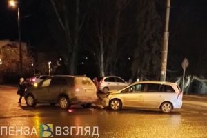 У пензенского универсама в ДТП расплющило перед легковушке