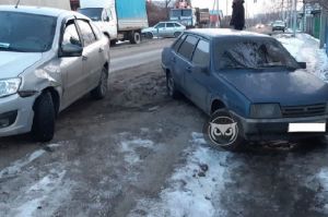 В Пензе столкнулись два автомобиля, один их них влетел в забор