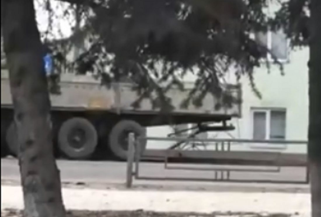 В Пензе грузовик снес металлическое ограждение