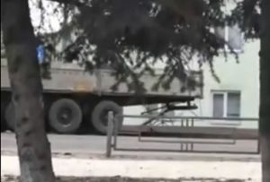 В Пензе грузовик снес металлическое ограждение