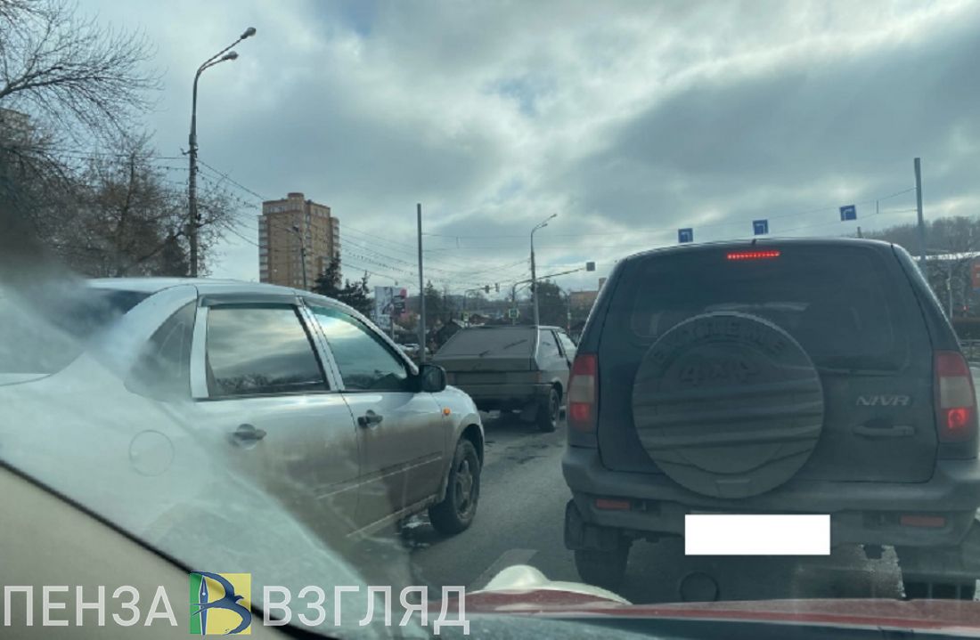 В центре Пензы столкнулись две отечественные легковушки