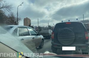 В центре Пензы столкнулись две отечественные легковушки