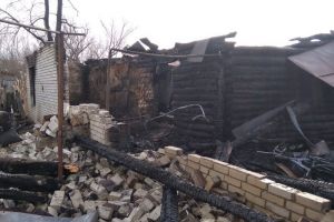«Чудом удалось спастись ребенку». В Пензенской области сгорел дом