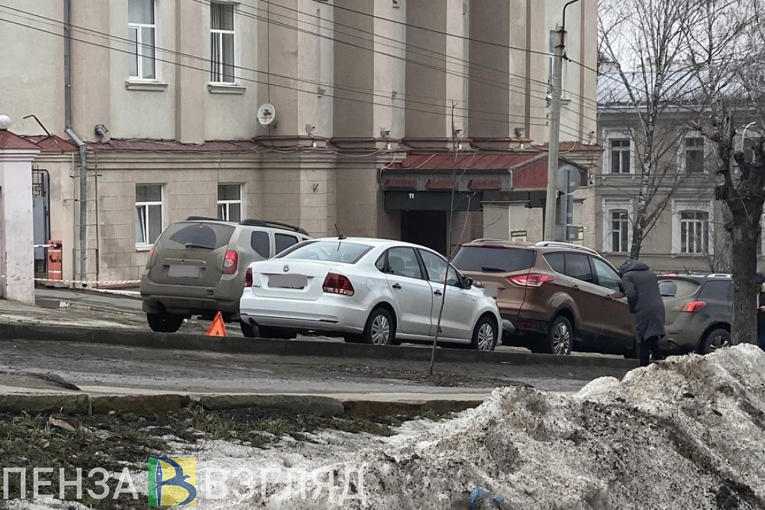 На центральной улице Пензы столкнулись автомобили