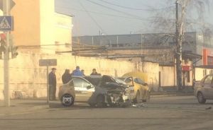 На улице Металлистов в Пензе в аварии раскромсало машину такси