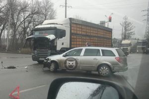 У арбековского поста в Пензе фура столкнулась с легковушкой