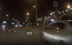 На видео попало, как в Пензе сбили перебегавшую дорогу девушку