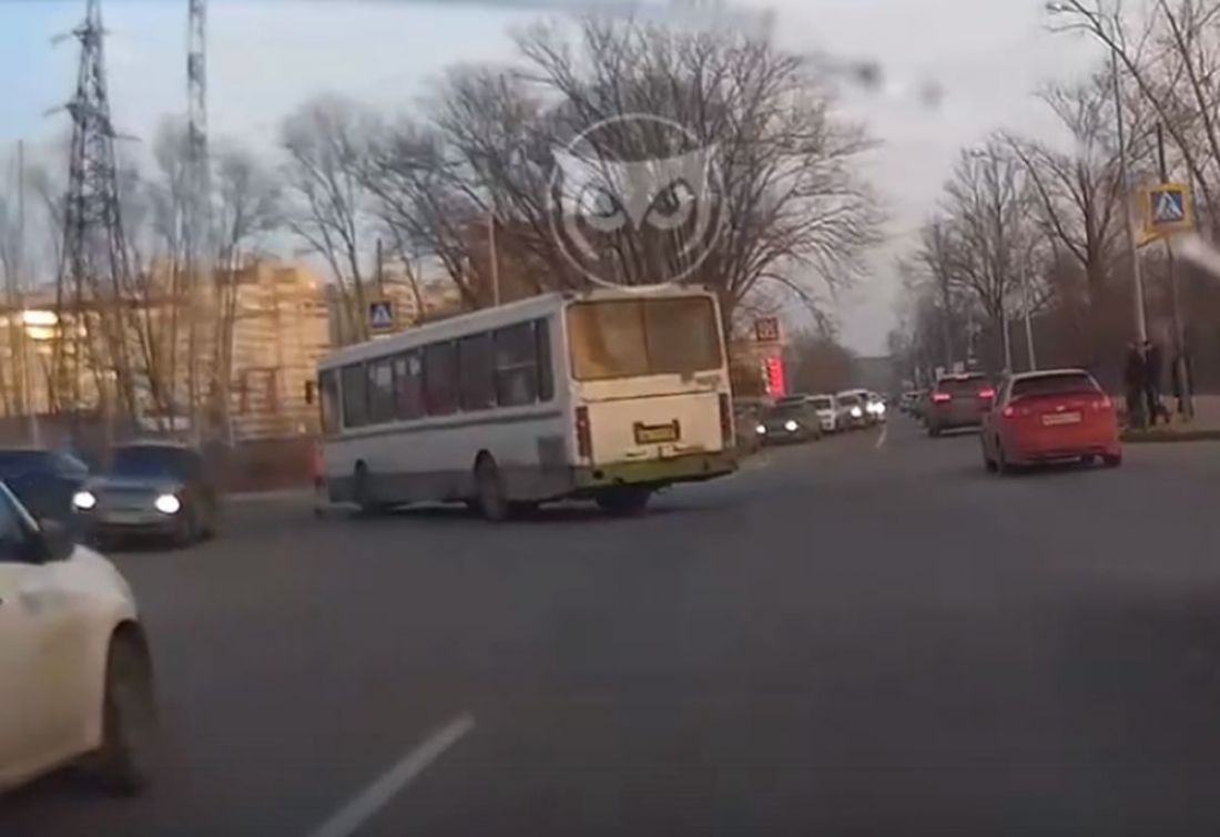 В Пензе сняли на видео столкновение автобуса и легковой машины