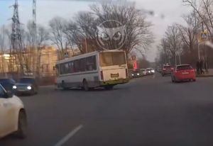 В Пензе сняли на видео столкновение автобуса и легковой машины