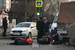 Два человека лежат на дороге. В Пензе произошла серьезная авария