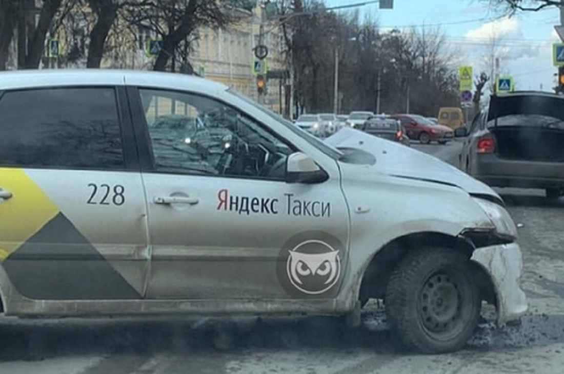 В Пензе автомобиль «Яндекс. Такси» остался без «морды»