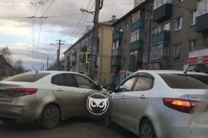 Две «Kia» не поделили дорогу в Пензе. Фото