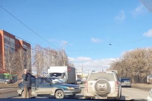 Столкнувшиеся на Севере в Пензе машины перекрыли проезжую часть