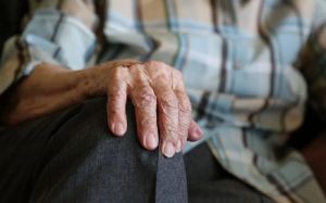 Под Пензой 73-летний мужчина двое суток лежал на полу и звал на помощь