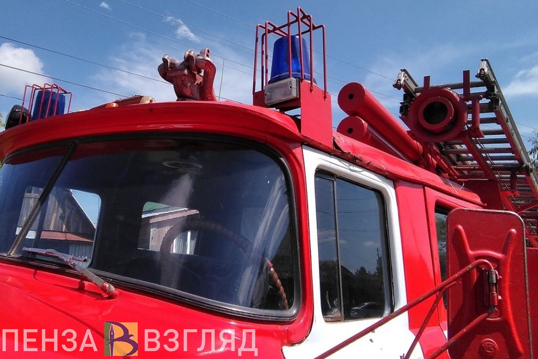 Десять пожарных тушили загоревшийся сарай в Кузнецке