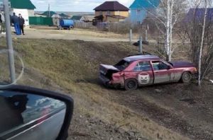 Под Пензой легковушка с серьезными повреждениями оказалась в кювете