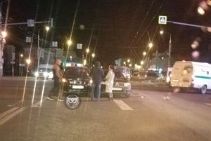 На перекрестке в центре Пензы в аварию попали два автомобиля