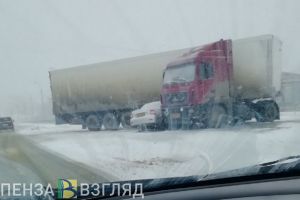 На федеральной трассе в Пензенской области «ВАЗ» «залез» под фуру