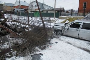В Пензе «Лада» влетела в бетонное ограждение. Пострадали двое