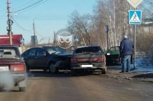 В Пензе у иномарки снесло «нос» после столкновения с «ВАЗом»