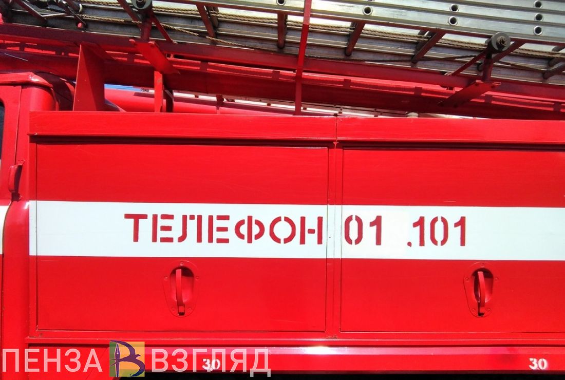 В Никольском районе у двухквартирного дома сгорела кровля