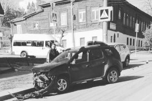 В Пензе после аварии у кроссовера раскромсало переднюю часть