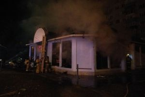В Пензе ночью 29 пожарных тушили загоревшийся торговый павильон