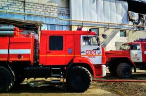 Пензенские спасатели семнадцать часов тушили пожар на предприятии