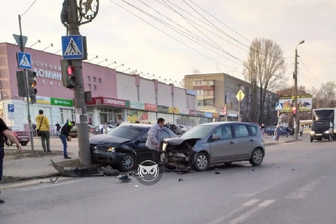 В Пензе после столкновения с иномаркой легковушка врезалась в столб