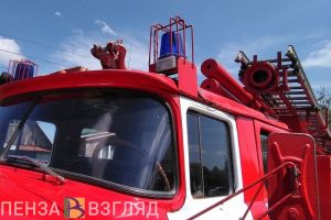 Под Пензой сгорела баня, огонь повредил стену дома
