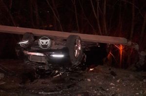 Ночью в Пензе перевернувшийся автомобиль придавило бетонным столбом